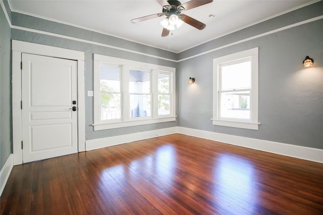 2107 College Avenue, Fort Worth, TX 76110