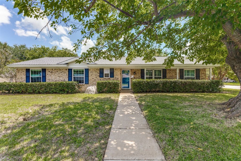 1121 W Redbud Drive, Hurst, TX 76053