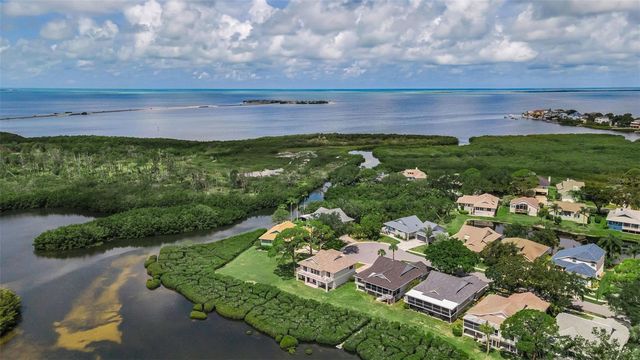 1015 TEAL POINTE, Tarpon Springs, FL 34689