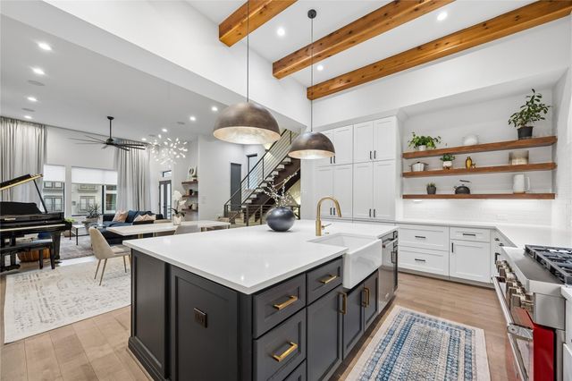 513 Memorial Heights Drive, Houston, TX 77007