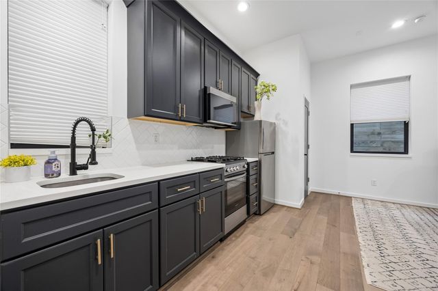 513 Memorial Heights Drive, Houston, TX 77007