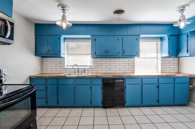 2952 Lavita Lane, Farmers Branch, TX 75234