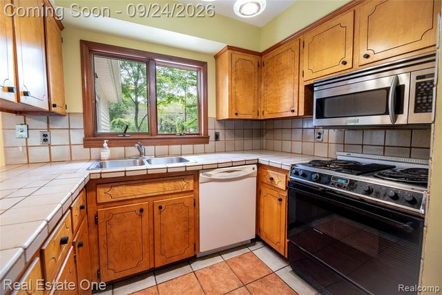 2934 Bolingbroke Drive, Troy, MI 48084