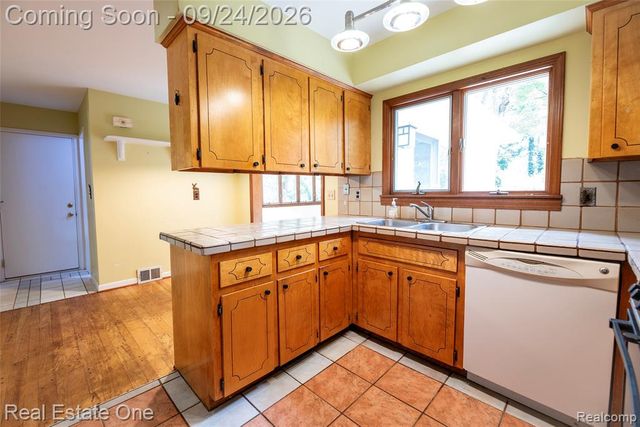 2934 Bolingbroke Drive, Troy, MI 48084