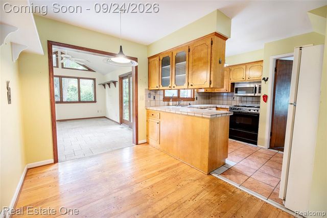 2934 Bolingbroke Drive, Troy, MI 48084