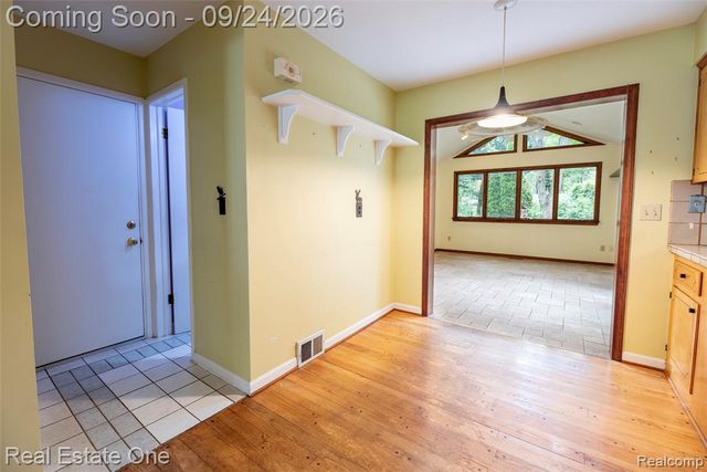 2934 Bolingbroke Drive, Troy, MI 48084