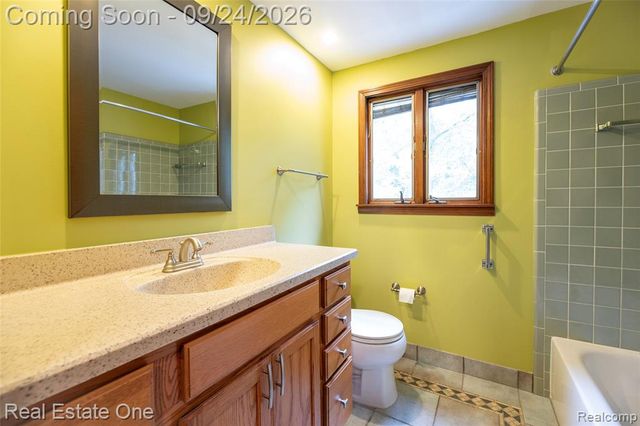 2934 Bolingbroke Drive, Troy, MI 48084