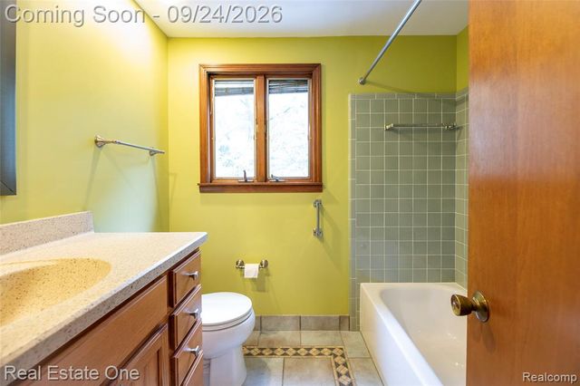 2934 Bolingbroke Drive, Troy, MI 48084