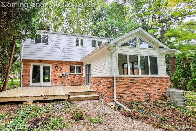 2934 Bolingbroke Drive, Troy, MI 48084