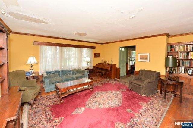 6 Central Avenue, Demarest, NJ 07627