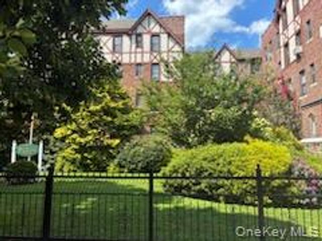 160-15 Powells Cove Boulevard E301, Beechhurst, NY 11357