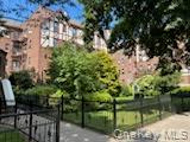 160-15 Powells Cove Boulevard E301, Beechhurst, NY 11357