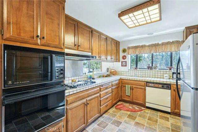 27403 Alpen Drive, Lake Arrowhead, CA 92352