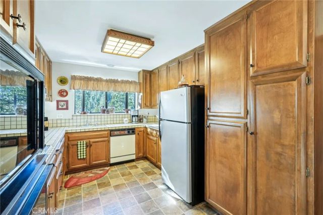 27403 Alpen Drive, Lake Arrowhead, CA 92352