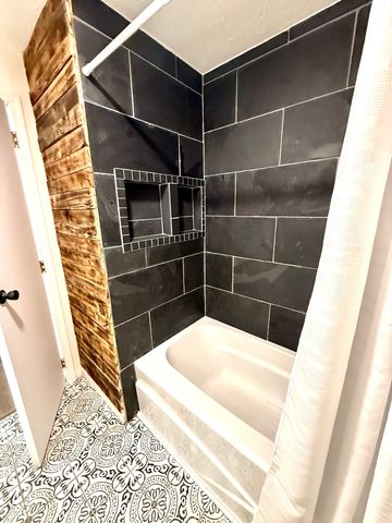 1328 N 300 E, Anderson, IN 46012