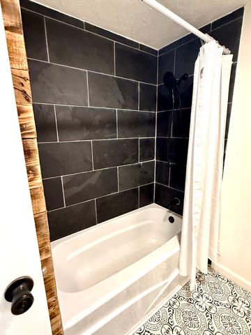 1328 N 300 E, Anderson, IN 46012