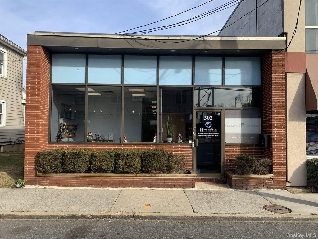 302 Willis Avenue, Mineola, NY 11501