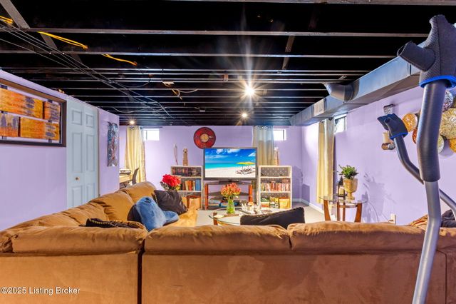 5314 Adkins Rd, Louisville, KY 40219