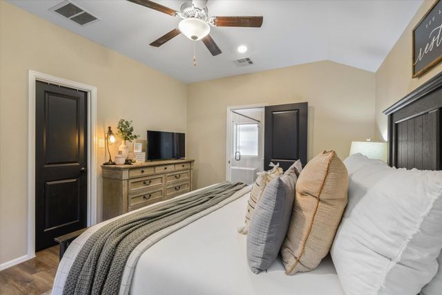 732 Scenic Lake Drive, La Marque, TX 77568