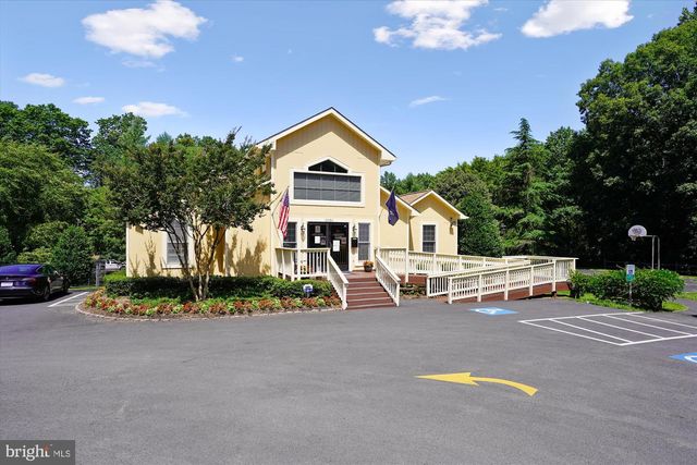 2912 CAMBRIDGE DR, Woodbridge, VA 22192