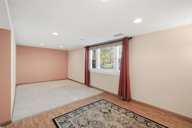 1047 JAMESON STEET, Saint Paul, MN 55103