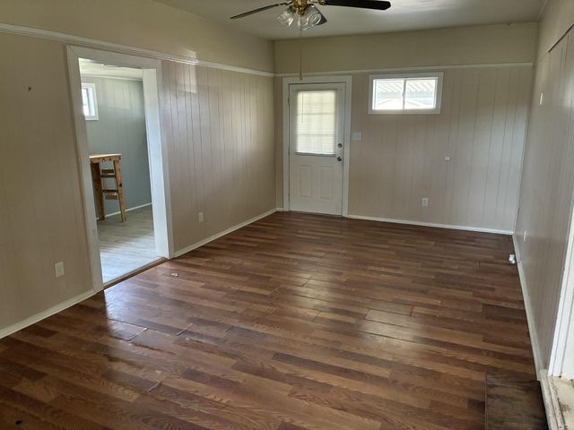 104 Draper Street, Columbus, TX 78934