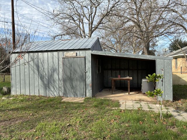 104 Draper Street, Columbus, TX 78934