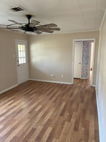 104 Draper Street, Columbus, TX 78934