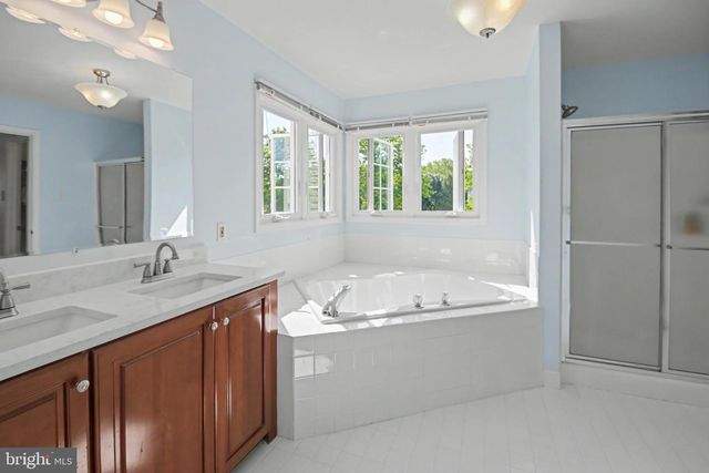7 CLAREMONT DR, Doylestown, PA 18901