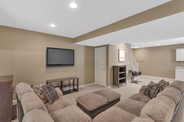 215 Gate Dancer Dr, Cranberry Twp, PA 16066