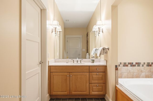 222 E Witherspoon St 806, Louisville, KY 40202
