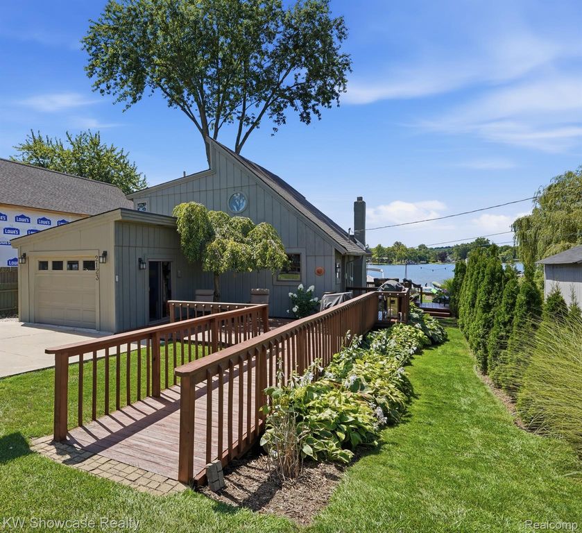 2123 Hampton Street, White Lake Charter Township, MI 48386