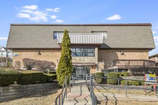 1039 college Avenue 14W, Wheaton, IL 60187