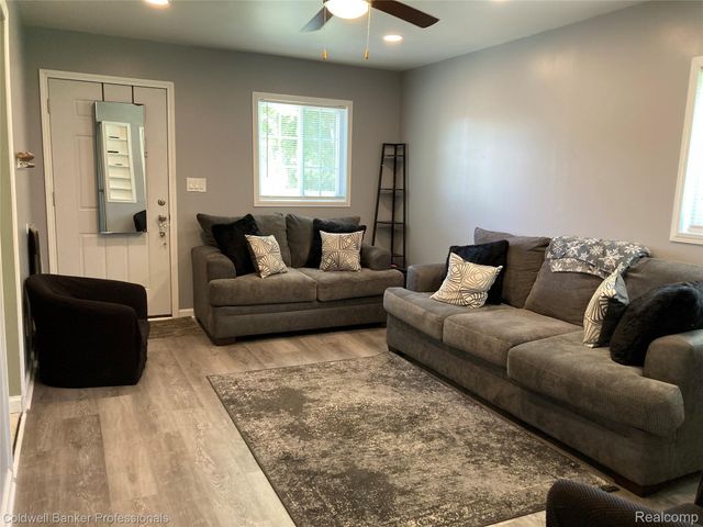 63 Parkdale Avenue, Pontiac, MI 48340