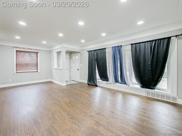 21105 Oxford Avenue, Farmington Hills, MI 48336