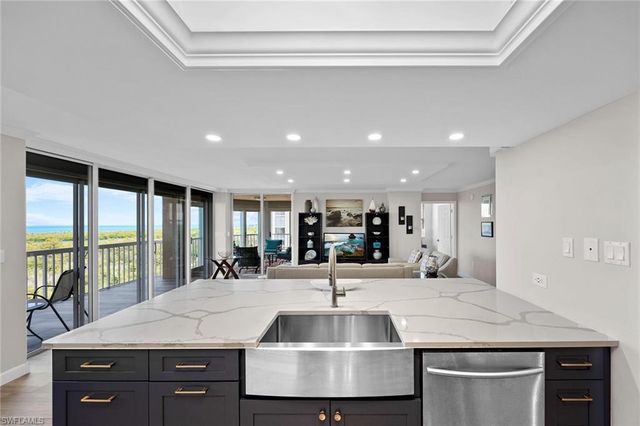 6585 Nicholas BLVD 805, Naples, FL 34108