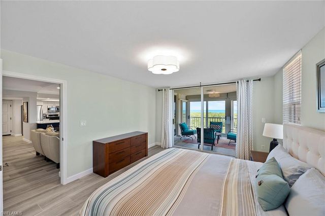 6585 Nicholas BLVD 805, Naples, FL 34108
