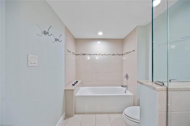 6585 Nicholas BLVD 805, Naples, FL 34108
