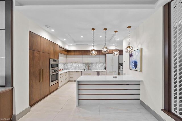 6585 Nicholas BLVD 805, Naples, FL 34108