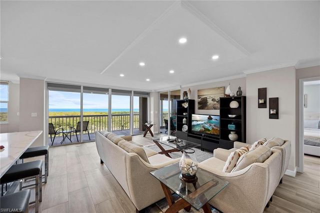 6585 Nicholas BLVD 805, Naples, FL 34108