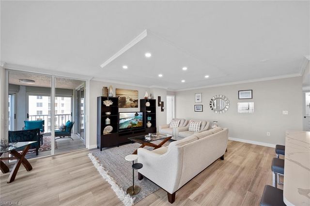 6585 Nicholas BLVD 805, Naples, FL 34108