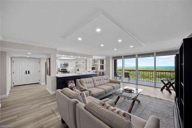 6585 Nicholas BLVD 805, Naples, FL 34108