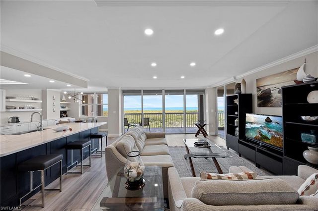 6585 Nicholas BLVD 805, Naples, FL 34108