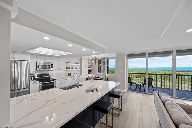 6585 Nicholas BLVD 805, Naples, FL 34108