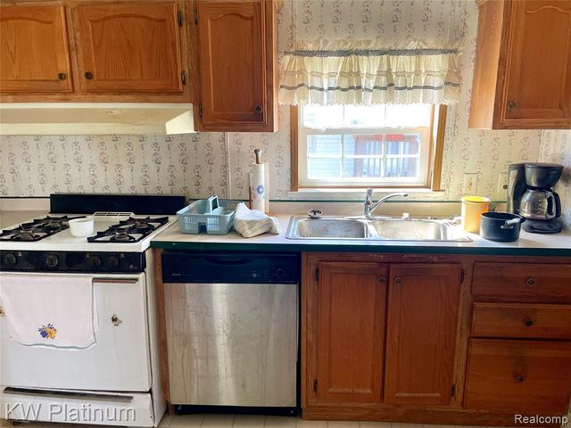 9691 Stoneypointe Drive, Fair Haven, MI 48023