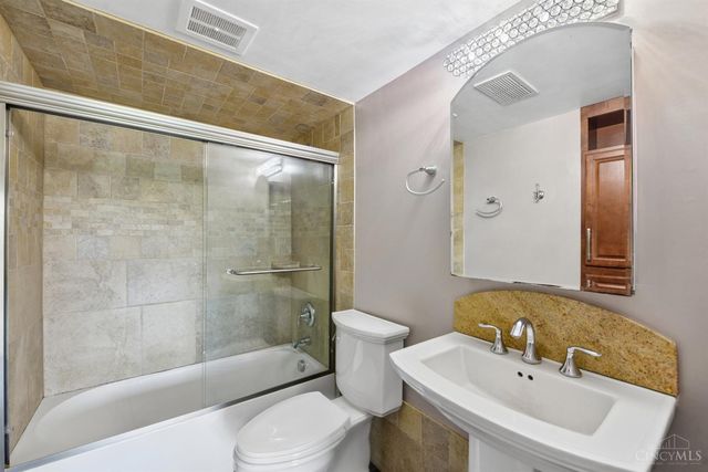 880 Rue De La Paix, Cincinnati, OH 45220