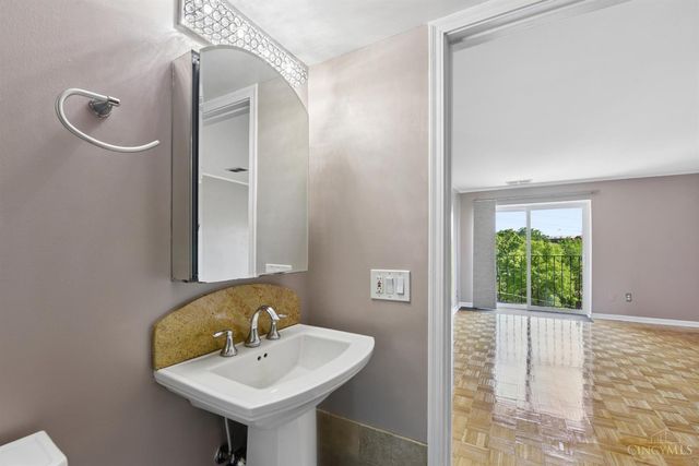 880 Rue De La Paix, Cincinnati, OH 45220