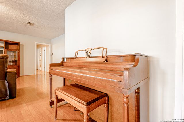 729 Rocklyn Dr, Windcrest, TX 78239