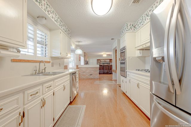 729 Rocklyn Dr, Windcrest, TX 78239