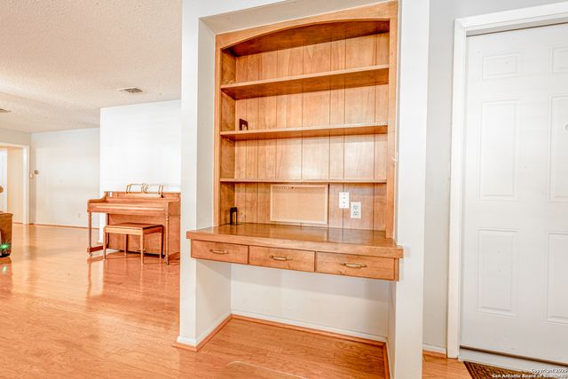 729 Rocklyn Dr, Windcrest, TX 78239